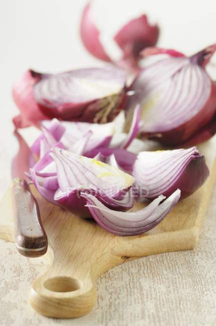Red onions on a chopping board — Stock Photo