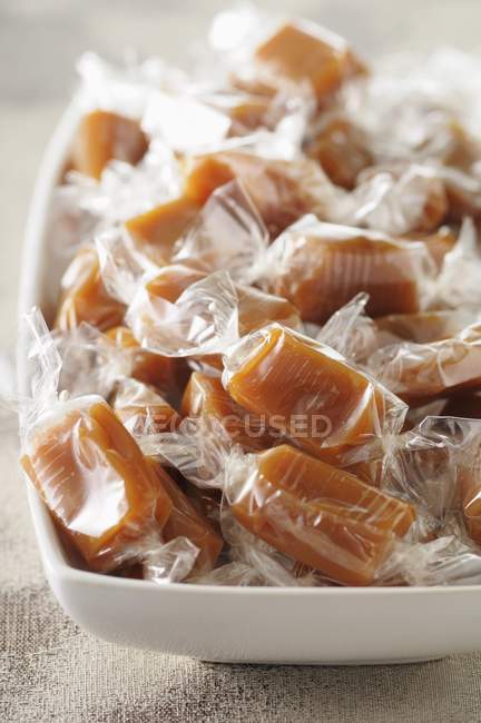 Vue rapprochée des caramels enveloppés dans du cellophane — Photo de stock