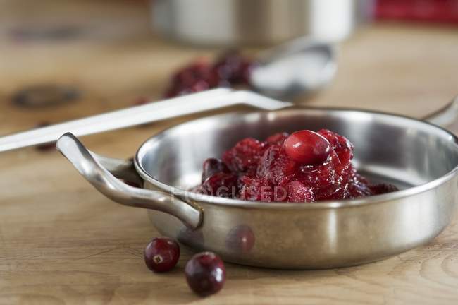 Vista de close-up de molho de cranberry em uma panela — Fotografia de Stock