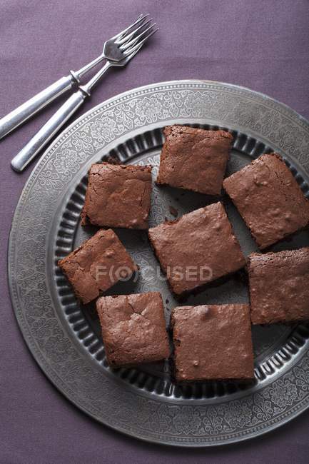 Brownies servis sur une plaque métallique — Photo de stock