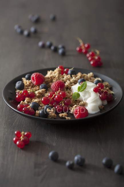 Muesli with fresh berries — Stock Photo
