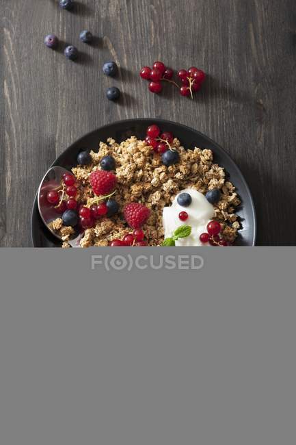 Muesli with fresh berries — Stock Photo