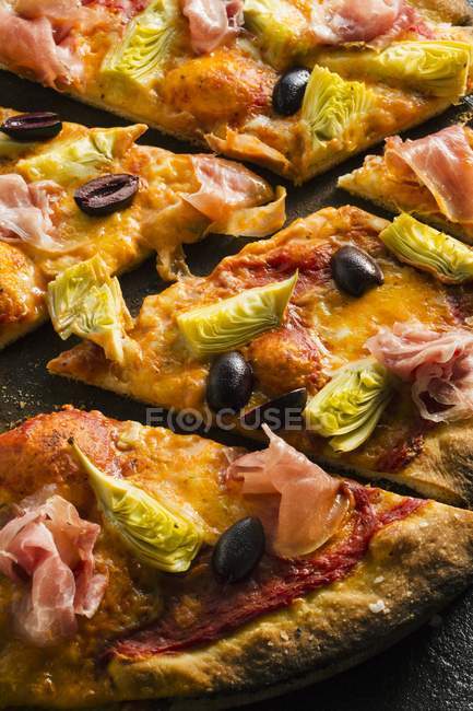 Pizza rebanada con Pancetta - foto de stock
