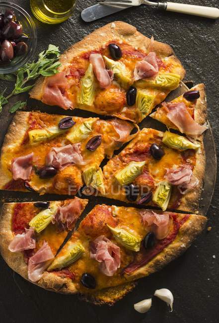 Pizza in Scheiben mit Pancetta — Stockfoto