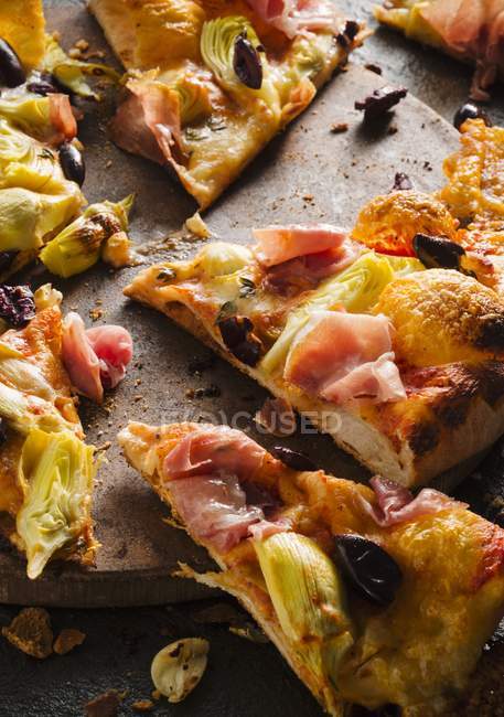 Pizza con Pancetta y Aceitunas - foto de stock