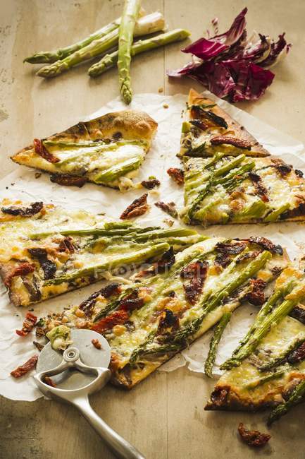 Asparagus and Dried Tomato Pizza — Stock Photo