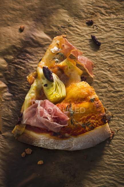 Pancetta, Oliven- und Artischockenpizza — Stockfoto