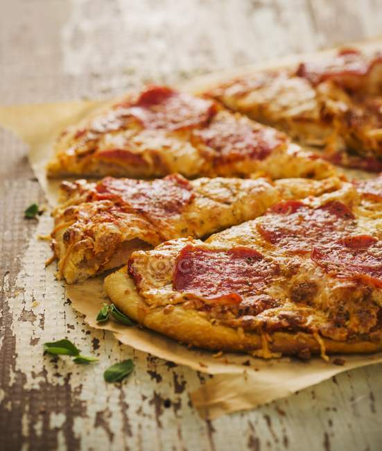 Pizza de pepperoni fatiado — Fotografia de Stock
