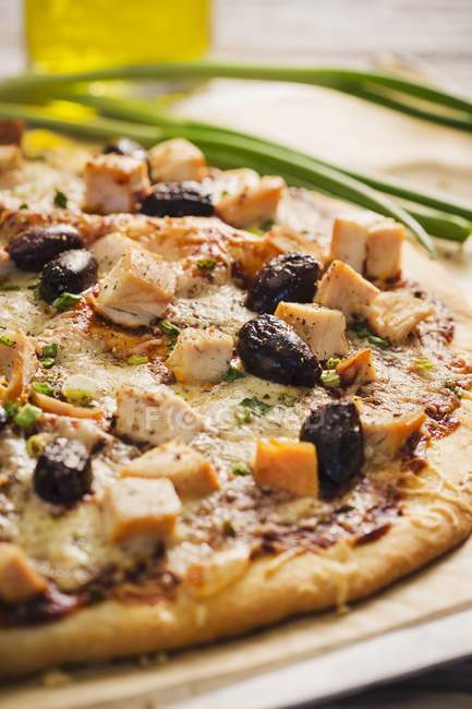 Grillhähnchen-Pizza mit Oliven — Stockfoto