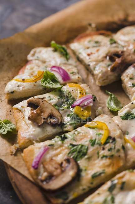 Pizza végétarienne aux champignons — Photo de stock