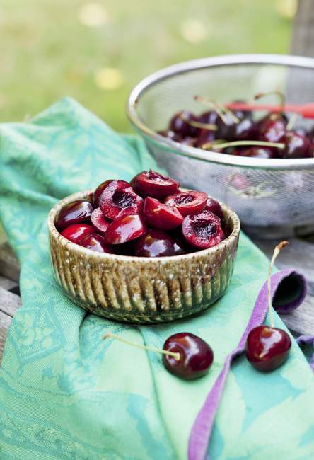 Gresh pitted cherries in bowl — Stock Photo