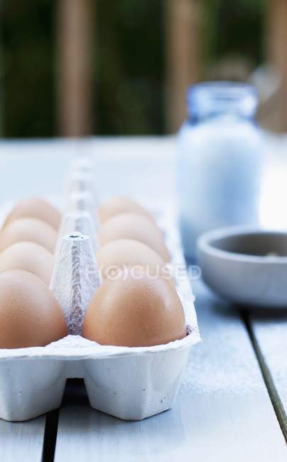 Huevos frescos en una caja - foto de stock