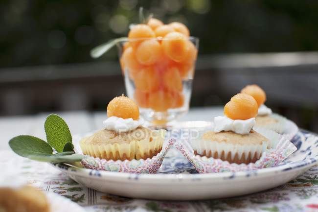 Muffins mit Melonenbällchen belegt — Stockfoto