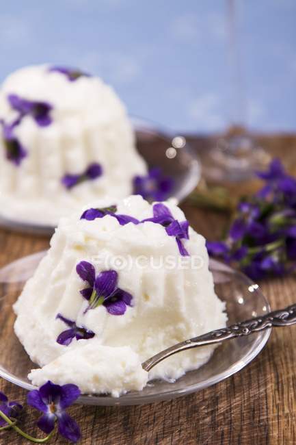 Quark pudding with fresh violets — Stock Photo