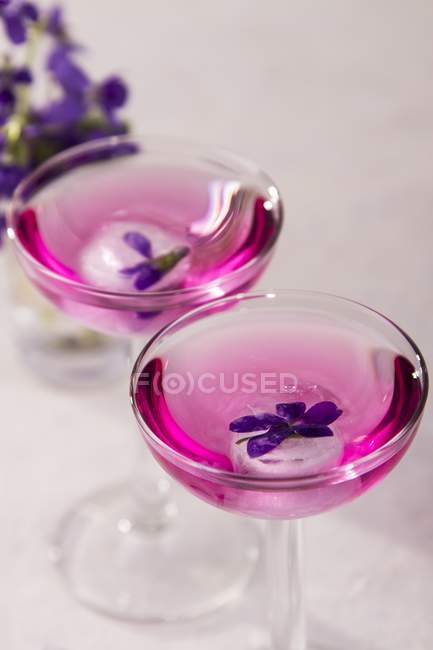 Cócteles con cubitos de hielo violeta - foto de stock