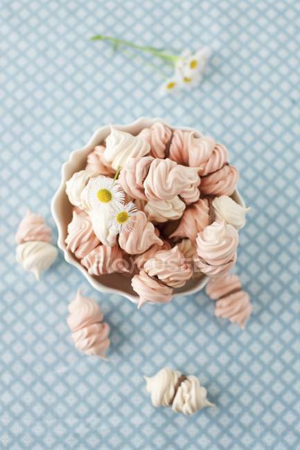 Cuenco de dulces merengues - foto de stock