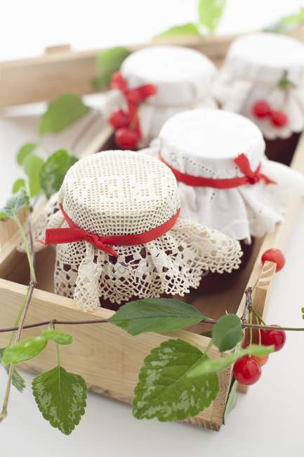 Vasetti di confettura di ciliegie fatta in casa — Foto stock