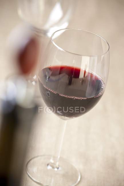 Bicchiere con vino rosso — Foto stock