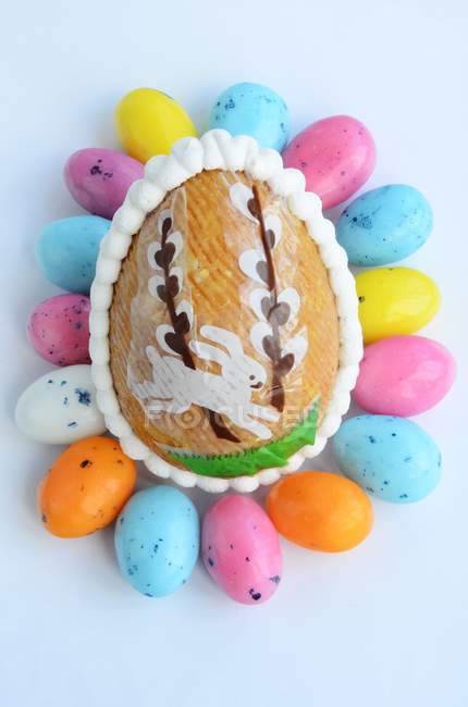 Вид зверху на хрустке яйце в оточенні барвистих мініатюрних яєць — стокове фото