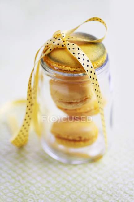 Lemon macaroons in jar — Stock Photo