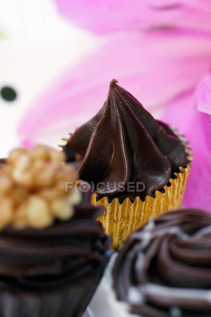 Vista close-up de guloseimas de chocolate com decoração de flores — Fotografia de Stock