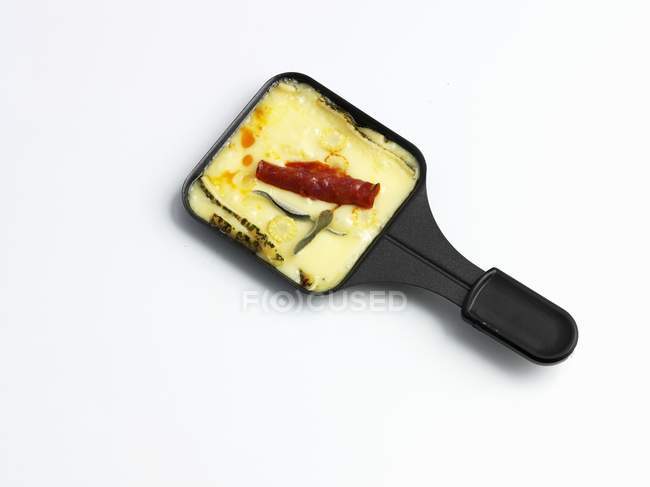 Raclette con chorizo en el servidor - foto de stock
