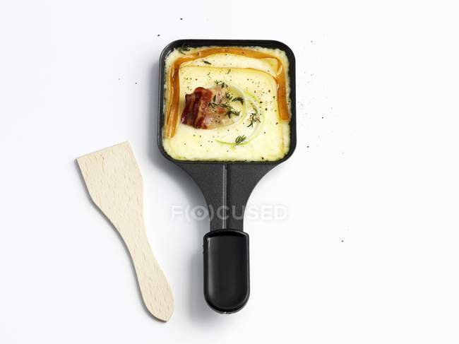 Raclette mit Speck in der Pfanne — Stockfoto