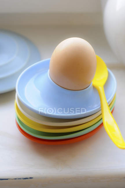 Gekochtes Ei auf gestapelten Eierbechern — Stockfoto