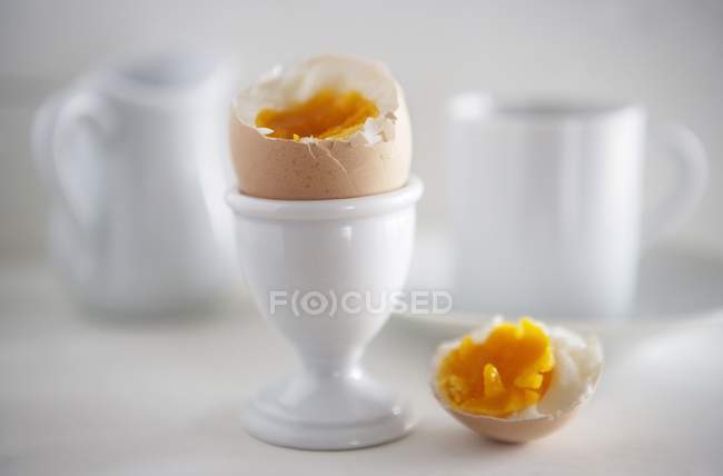 М'яке варене яйце в яєчній чашці — стокове фото