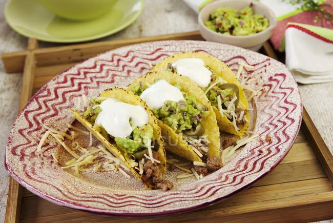 Tacos con guacamole y crema - foto de stock