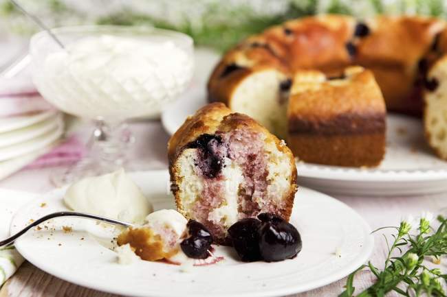 Torta di yogurt con ciliegie — Foto stock