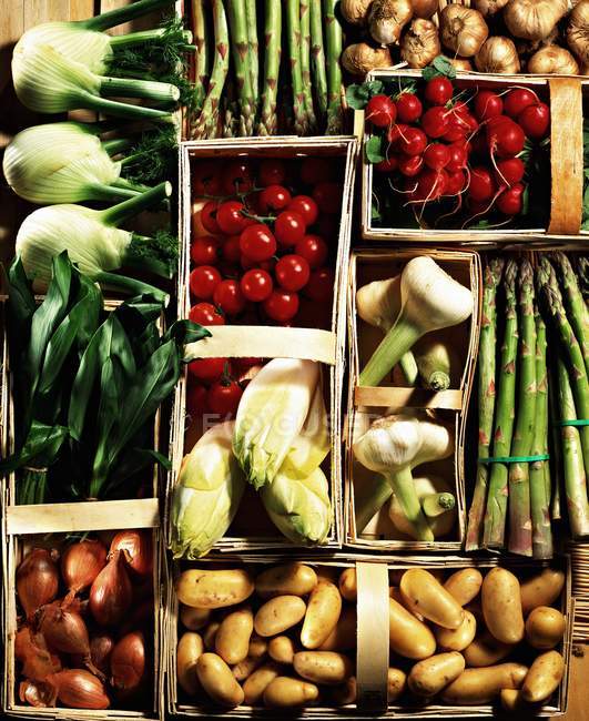 Асортиментні види овочів у кошиках з дерева — стокове фото