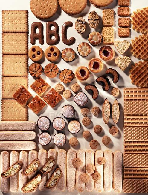 Вид сверху на различные печенье, печенье и вафли — стоковое фото