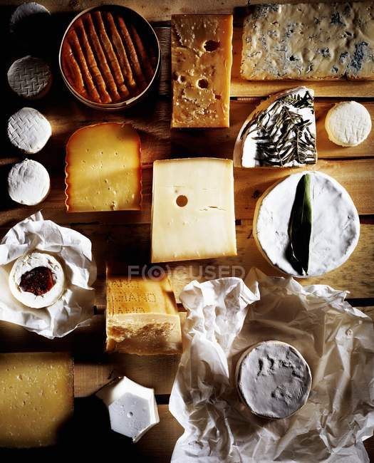 Tipos surtidos de queso - foto de stock
