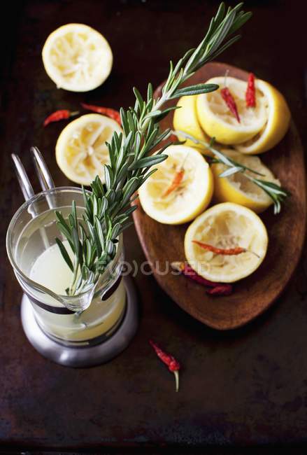 Limoni spremuti con rosmarino — Foto stock