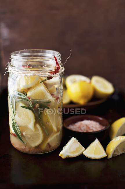 Limones conservados con romero - foto de stock
