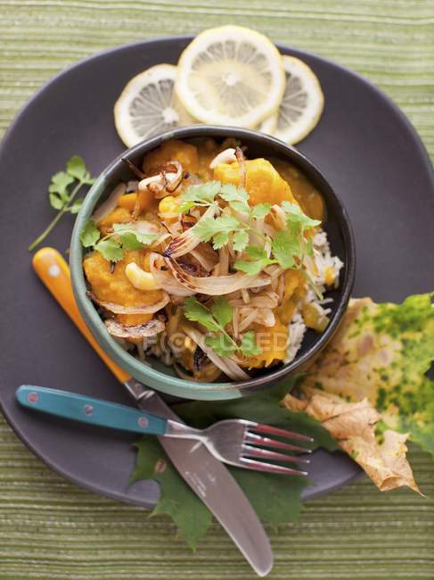 Estofado de curry y arroz basmati - foto de stock