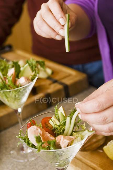 Салати з тунця і огірок палички — стокове фото