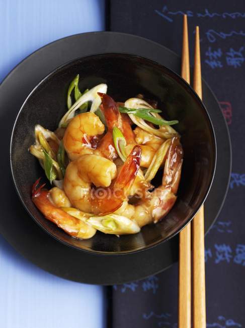 Crevettes frites au wok avec échalote — Photo de stock