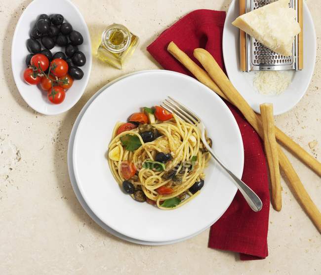 Spaghetti con olive e pomodori — Foto stock