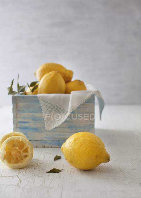 Лимони з вичавленими половинками — стокове фото