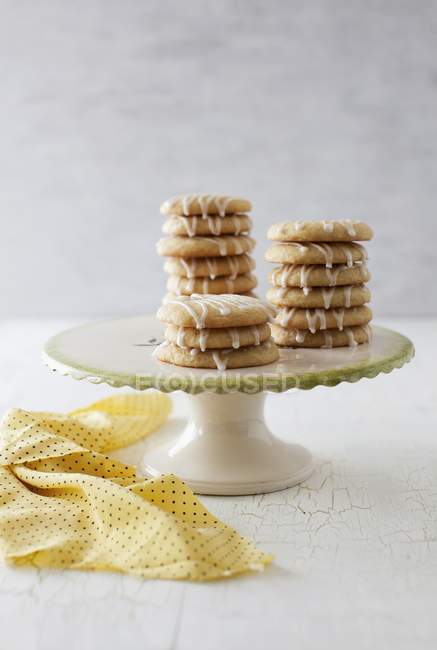 Glazed lemon biscuits — Stock Photo