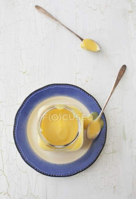 Closeup top view of orange and grapefruit spread in a jar — Stock Photo