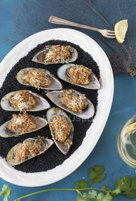 Grilled mussels with cheese — Stock Photo