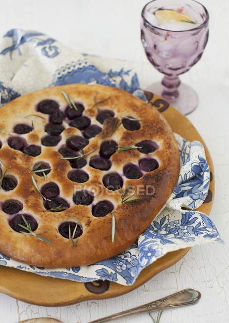Vue surélevée de Focaccia avec raisins et romarin — Photo de stock