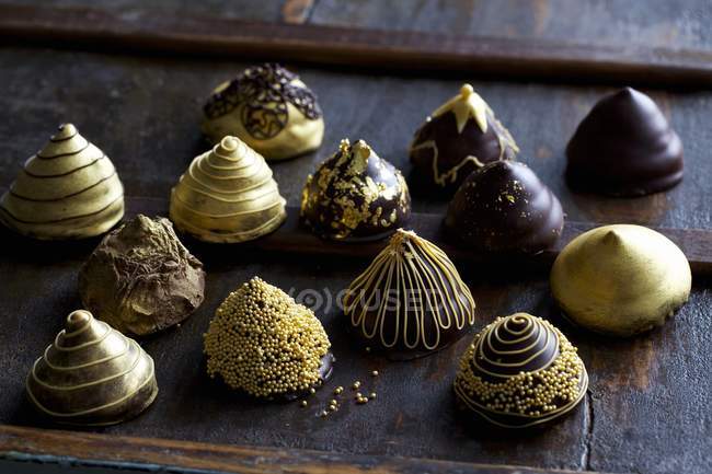 Chocolats pyramidaux dorés — Photo de stock
