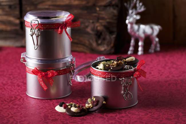 Closeup view of chocolate cookies in tin with ribbons — Stock Photo