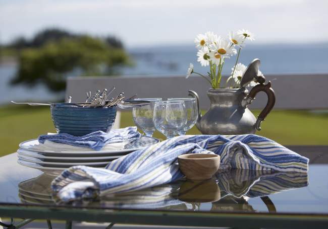 Blick auf Teller und Gläser am Tag auf einem Tisch im Freien — Stockfoto