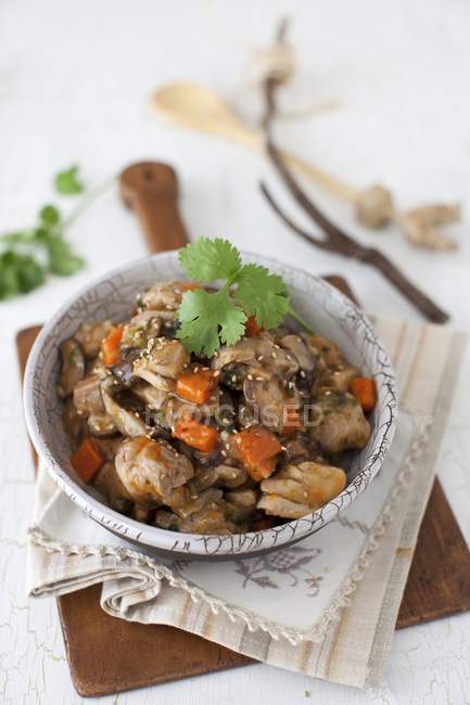 Closeup view of sesame chicken stew with Shiitake mushrooms in a bowl — Stock Photo