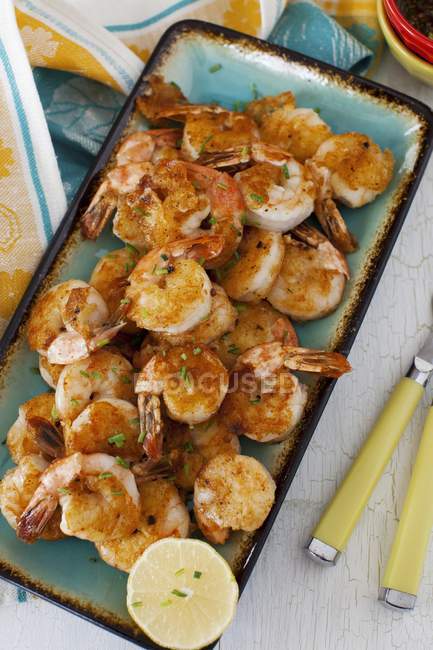 Platter of Spicy roasted Shrimps — Stock Photo